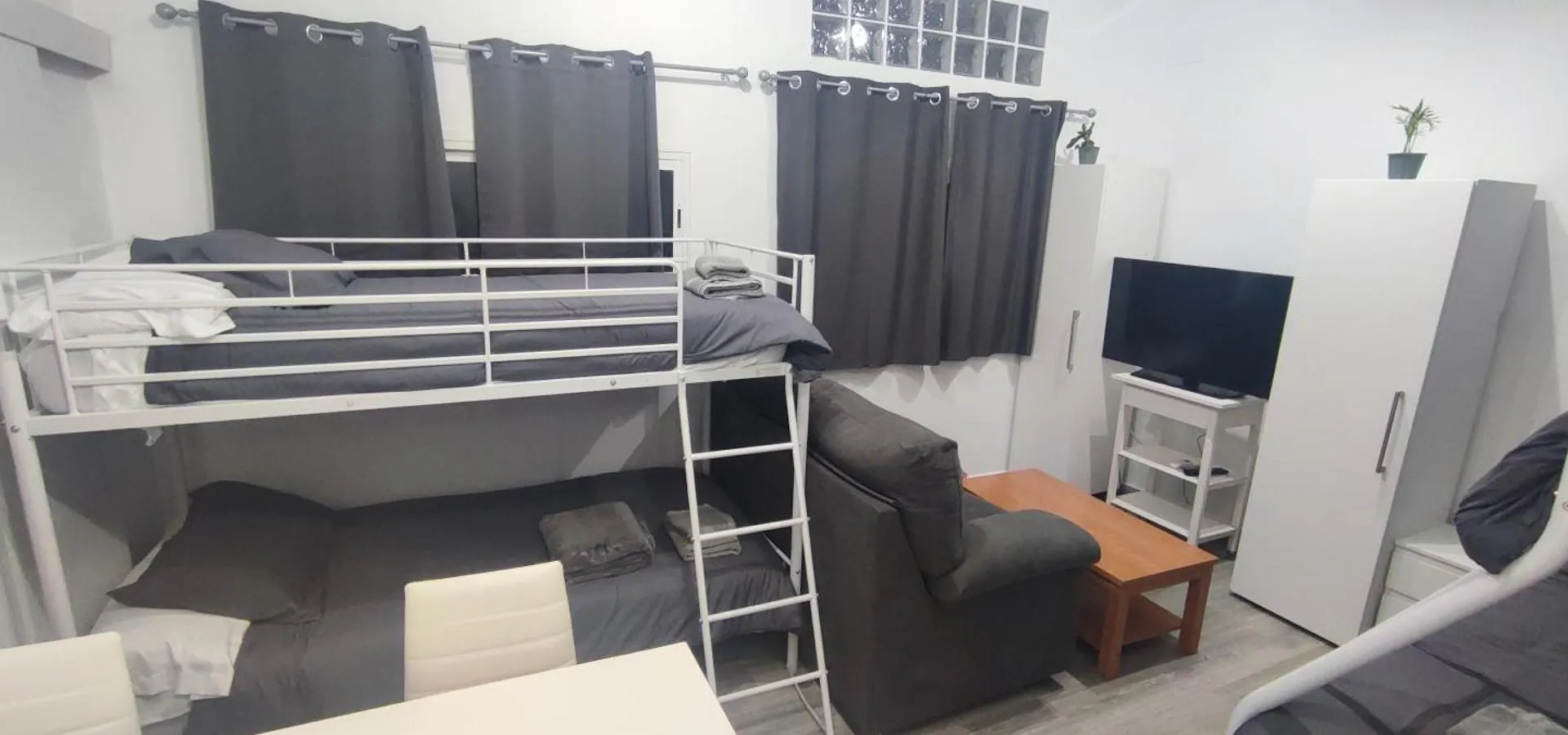 Apartamentos De Don Juan Almaden de la Plata Apartment